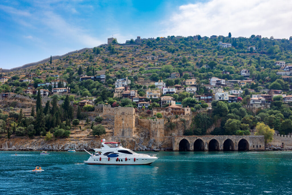 Landscape view old walls of fortress on Mediterranean coast. View of Alanya Castle, stone ruins in harbor Alanya, تركيا.